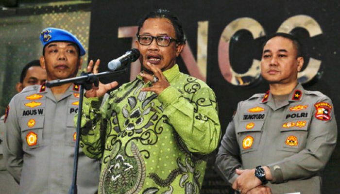 Komisioner Kompolnas Choirul Anam (Tengah) Didampingi Karo Penmas Divisi Humas Polri dan Karo