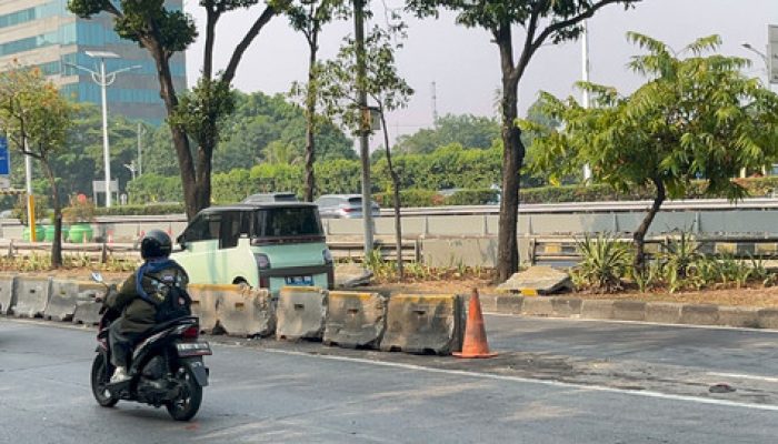 Truk Tabrak Separator Busway di Slipi Dievakuasi, Arus Lalu Lintas Kembali Lancar
