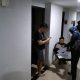 Polisi Saat Mengamankan Dokter yang Cabuli Anak Kandungnya (Kiri) di Sebuah Apartemen di Bekasi