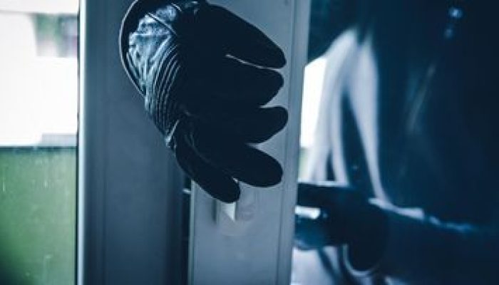 Polisi Usut Video Viral Pria Cosplay Petugas Dinas Congkel Ornamen Besi Underpass Bulak Kapal Bekasi