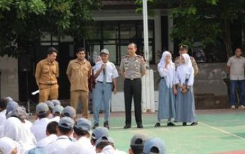 Kapolres Metro Bekasi Kota Kombes Pol Putu Kholis Aryana Mengunjungi SMK Negeri 14 Kota Bekasi